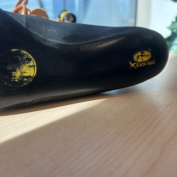 La Sportiva unisex women 9.5 climbing Athletic Shoes in very good condition - Picture 11 of 12